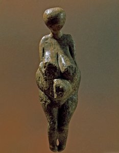 Prehistoria: estatua de mujer gravetiense del sitio de Kostenki (Óblast de Vorónezh). 30000-25000 a.C. Paleolítico Superior, Edad de Piedra. San Petersburgo, Museo de Antropología y Etnografía Pedro el Grande, Rusia