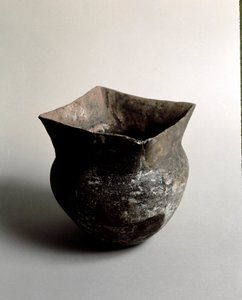 Prehistoria: jarrón de terracota con apertura cuadrada de la era neolítica de la Caverna Delle Arene en Candide (Liguria)