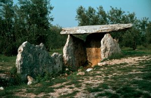Prehistoria: vista del dolmen de Chianca con su corredor de entrada. Edad de Piedra, Neolítico. Siglo VI-III a.C. Bisceglie, Puglia, Italia