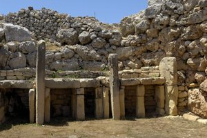 Prehistoria: vista del templo megalítico de Ggantija, que data del Neolítico (3500-2600 a.C.), isla de Gozo, Malta de Prehistoric Prehistoric