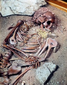 Tumba del Paleolítico Superior. Esqueleto del grupo étnico Combe Capelle encontrado en la cueva de Arene Candide conocido como el “joven príncipe”, en Liguria. 16610 años a.C. de Prehistoric Prehistoric