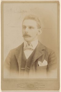 [Hombre no identificado con bigote] de Price