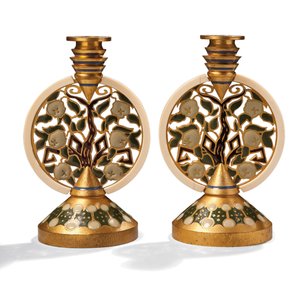 Un par de candelabros de esmalte y marfil dorado, c.1907 de Princess Maria Tenisheva