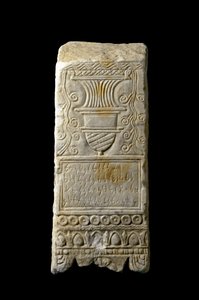 Arte púnico (cartaginés): estela votiva decorada con un quemador de perfumes. De Cartagena, España. Siglo III-II a.C. Dim. 33x14x11 cm Cartagena, Museo de Cartagena, España