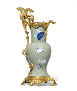 Una de un par de jarras de Luis XV, porcelana 1662-1722, monturas c.1745-49
