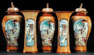 Una garnitura de cinco piezas de famille rose con fondo café au lait, Periodo Qianlong de Qing Dynasty Chinese School