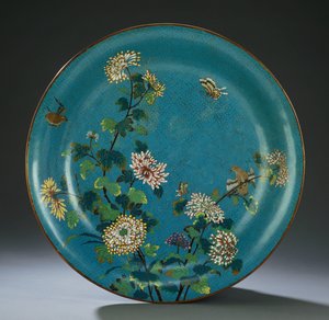 Un gran plato de esmalte cloisonné, finales del siglo XVIII de Qing Dynasty Chinese School