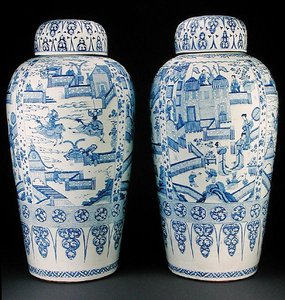 Un par de jarrones de soldado azul y blanco, c.1700 de Qing Dynasty Chinese School