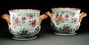 Un par de enfriadores de vino famille rose, c.1775 de Qing Dynasty Chinese School