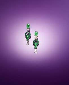 Un par excepcional de pendientes de aro doble (jadeíta y diamantes) de Qing Dynasty Chinese School