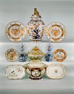 Jarrón balustre Imari; Plato armorial Rose-verte, c.1724; Tureen y tapa Famille rose bombe; Dos jarrones de tulipanes azul y blanco; Plato armorial Famille Rose; Plato Imari por Cornelius Prenk; Plato oblong Famille Rose; Jardinera hexagonal Famille Rose de Qing Dynasty Chinese School