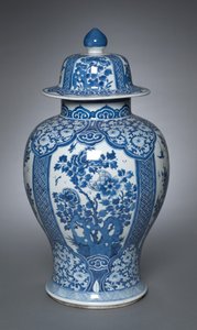 Jarrón con tapa de Qing Dynasty Chinese School