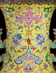 Detalle de uno de un par de jarrones imperiales Famille Rose de Qing Dynasty   Jiaqing Period Chinese School