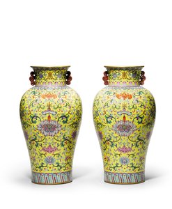 Par de jarrones famille rose de fondo amarillo de Qing Dynasty   Jiaqing Period Chinese School