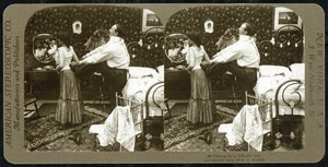 Tarjeta estereoscópica que muestra a una mujer atándose un corsé, publicada por la American Stereoscopic Company. de R.Y Young