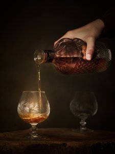 Servir licores selectos de Radek Pohnan