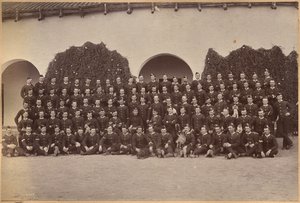 B. a la atención del Regimiento de Devonshire, Jhansi (anverso) de Raja Deen Dayal