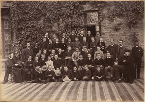 Clase de primaria, Bishop Cotton School, Shimla (recto) de Raja Deen Dayal