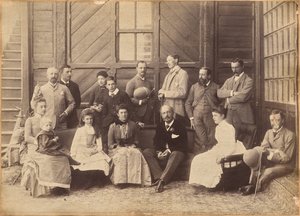 Shimla, 17 de mayo de 1887: grupo virreinal. Lord William Beresford, secretario militar, capitán Leonard Gordon A.D.C., Mademoiselle Clerc, el honorable Basit Blackwood, mayor F. R. Hamilton A.D.C., Sr. Oglivie Grant, sir Donald Mackenzie Wallace K.C.E. de Raja Deen Dayal