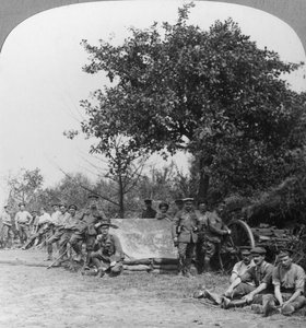 Una batería de la Artillería Real de Campaña disfrutando de unas horas de descanso en un bosque, Primera Guerra Mundial, c1914-c1918 de Realistic Travels Publishers