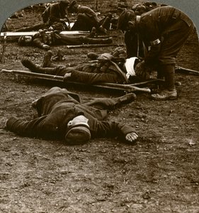 Después de la tormenta y el estrés de la batalla, cuidando a los heridos, Primera Guerra Mundial, 1914-1918 de Realistic Travels Publishers