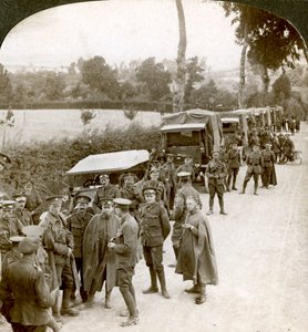Convoy de municiones estacionado en un camino de Flandes esperando órdenes, Primera Guerra Mundial, 1914-1918