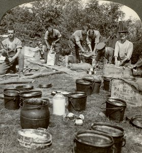 Cocineros del ejército preparando una comida, Primera Guerra Mundial, 1914-1918 de Realistic Travels Publishers