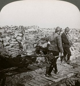 Camilleros belgas llevando heridos en una trinchera, Dixmude, Bélgica, Primera Guerra Mundial, 1914-1918 de Realistic Travels Publishers