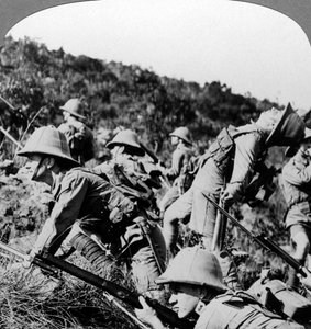 Infantería británica cargando posiciones alemanas, África Oriental, Primera Guerra Mundial, 1914-1918