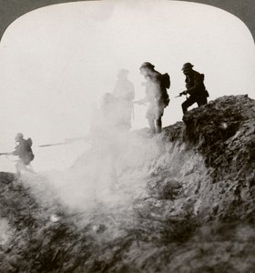 Soldados británicos avanzando bajo la cobertura de gas y humo, Francia, Primera Guerra Mundial, 1916 de Realistic Travels Publishers