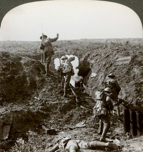 Soldados británicos atacando la Línea Hindenburg, Primera Guerra Mundial, 1917-1918 de Realistic Travels Publishers