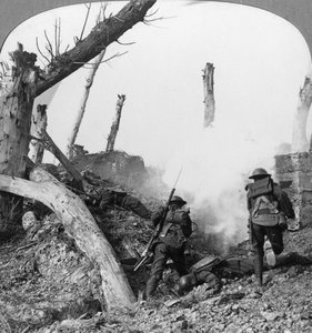 Tropas británicas atacando alemanes aislados en un pueblo capturado, Primera Guerra Mundial, c1914-c1918 de Realistic Travels Publishers