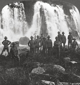 Tropas británicas refrescándose en una cascada, África, Primera Guerra Mundial, c. 1914-c. 1918 de Realistic Travels Publishers