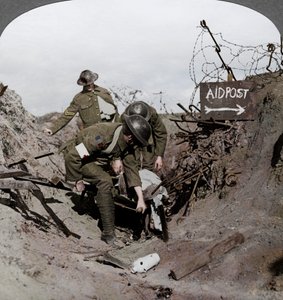 Llevando a un soldado herido a un puesto de primeros auxilios, Passchendaele, Bélgica, Primera Guerra Mundial, 1914-1918 de Realistic Travels Publishers