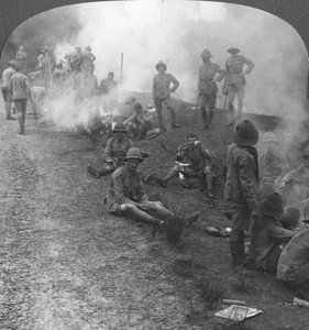 Fuegos de campamento y desayuno temprano en el Golfo Pérsico, Primera Guerra Mundial, c1914-c1918 de Realistic Travels Publishers
