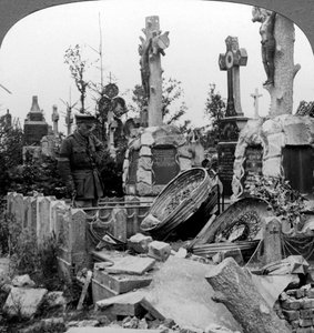 Tumbas francesas destrozadas por el fuego de artillería alemana, Francia, Primera Guerra Mundial