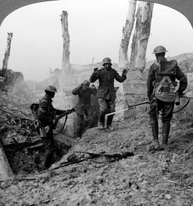 Soldados alemanes rindiéndose, Bullecourt, Francia, Primera Guerra Mundial, 1914-1918