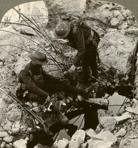 Dando agua a un compañero herido, Hooge, Ypres, Bélgica, Primera Guerra Mundial, 1914-1918 de Realistic Travels Publishers