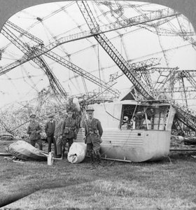 Góndola del Zeppelin derribado frente a la costa de Essex, Primera Guerra Mundial, 1916 de Realistic Travels Publishers