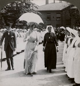 Su Majestad caminando a través de la guardia de honor de enfermeras del Hospital RN, Hull, siglo XX