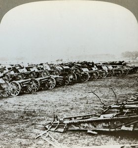 Cientos de cañones alemanes capturados en Couralette, Francia, Batalla del Somme, Primera Guerra Mundial, 1916 de Realistic Travels Publishers