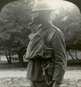 Infantería equipada con las últimas máscaras de gas y cascos de acero, Primera Guerra Mundial, 1915-1918