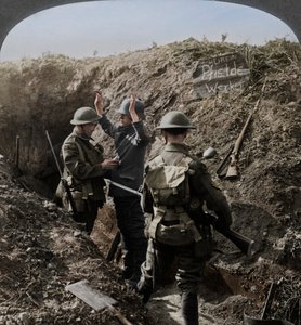 Interrogando a un prisionero alemán para obtener información, Primera Guerra Mundial, 1914-1918