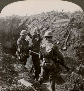 Interrogando a un prisionero alemán para obtener información, Primera Guerra Mundial, 1914-1918 de Realistic Travels Publishers