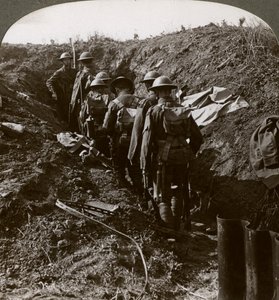 Oficial observando a sus hombres entrar en un refugio para evitar un ataque alemán, Primera Guerra Mundial, 1914-1918 de Realistic Travels Publishers