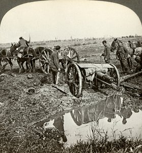 Removiendo un cañón de campo de una posición inundada, Primera Guerra Mundial, 1914-1918 de Realistic Travels Publishers