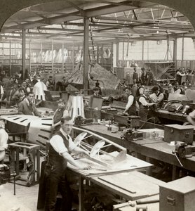 Trabajadores de chapa metálica en una fábrica de aviones, Primera Guerra Mundial, 1914-1918 de Realistic Travels Publishers