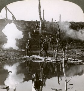 Soldados cruzando el río Ancre, Batalla del Somme, Francia, Primera Guerra Mundial, 1916 de Realistic Travels Publishers