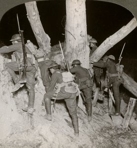 Soldados saliendo de una trinchera para una incursión nocturna en Messines, Bélgica, Primera Guerra Mundial, 1914-1918