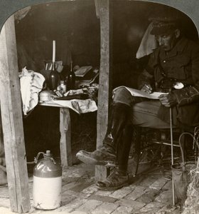 Oficial de estado mayor en un refugio estudiando detalles antes de una ofensiva, Primera Guerra Mundial, 1914-1918 de Realistic Travels Publishers